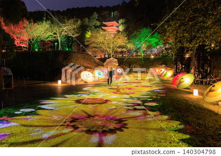 The Gifu Park "Gifu Lantern Story" event created a fantastical night view with its floral light patterns and traditional Japanese umbrellas. The Gifu Park "Gifu Lantern Story" event created a fantastical night view with its floral light patterns and traditional Japanese umbrellas. 140304798
