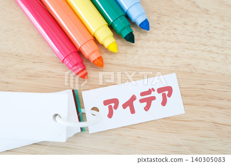 彩色馬克筆和創意字體。彩虹色的色鉛筆。充滿創意的圖片。 彩色馬克筆和創意字體。彩虹色的色鉛筆。充滿創意的圖片。 140305083