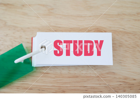 學習卡片。醒目的紅色大字“STUDY”。學習/學習的圖片。木質背景。 學習卡片。醒目的紅色大字“STUDY”。學習/學習的圖片。木質背景。 140305085