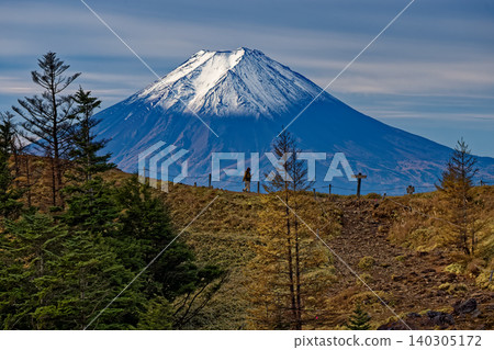 登山者在大菩薩峠和禦屋白峰上,背景是富士山。 登山者在大菩薩峠和禦屋白峰上,背景是富士山。 140305172