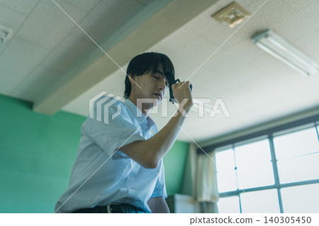 一個被槍困擾的男孩 140305450
