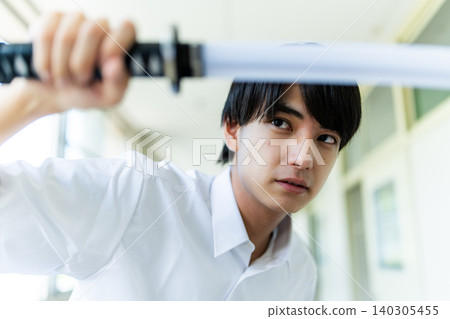 走廊上有個男孩拿著一把劍 140305455