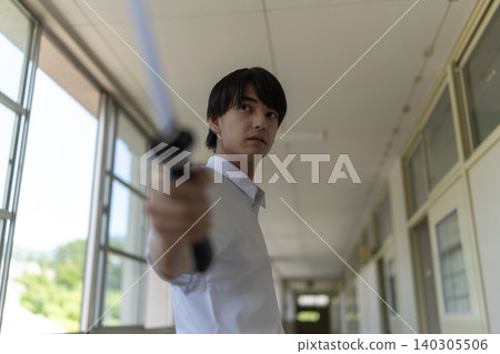 一個男孩在走廊上揮舞著劍 140305506