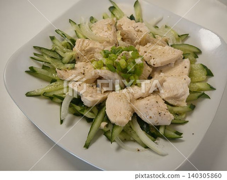 蒸雞肉沙拉,老婆做的家常飯菜,晚餐在家享用,幸福的一家人 蒸雞肉沙拉,老婆做的家常飯菜,晚餐在家享用,幸福的一家人 140305860