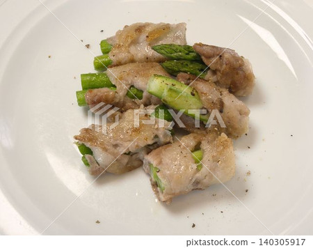 豬肉捲蘆筍，妻子做的家常菜，在家享用晚餐，幸福的一家人。 140305917
