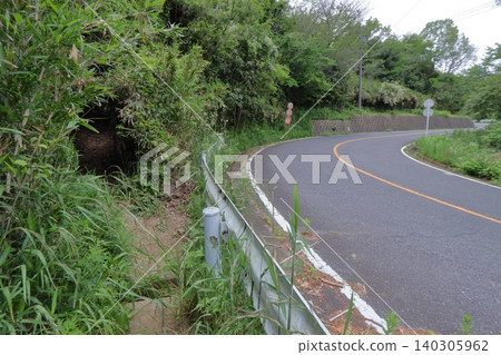 A hiking trail next to the Shigi-Ikoma Skyline, where pedestrian access is prohibited (Ikoma City, Nara Prefecture) 140305962