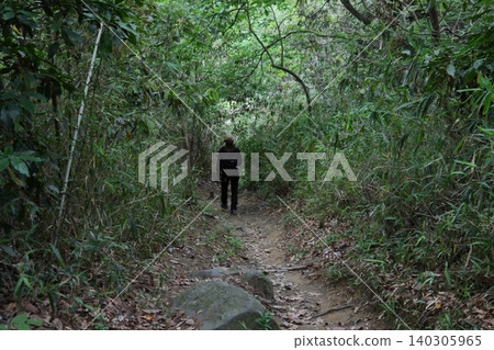 一名女登山客沿著山間小徑行走（生駒山登山） 140305965