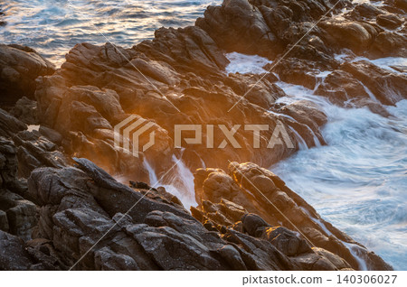 落日餘暉下，礁石和海浪閃閃發光——傍晚景色——屋久島，眾神居住之地（冬季） 140306027