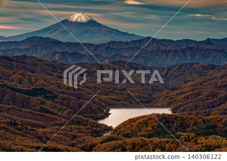 Mount Fuji and Lake Daibosatsu in the early morning as seen from the Daibosatsu-rei ridge. Mount Fuji and Lake Daibosatsu in the early morning as seen from the Daibosatsu-rei ridge. 140306122