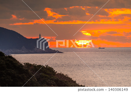 屋久島傍晚景色:屋久島燈塔和達摩日落(冬季) 屋久島傍晚景色:屋久島燈塔和達摩日落(冬季) 140306149