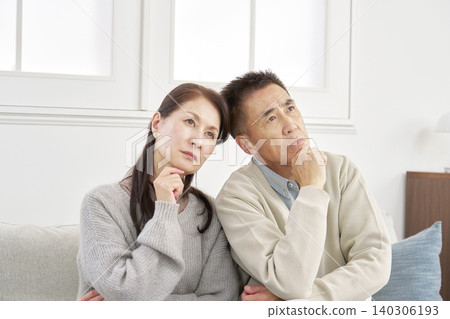 思考中的老年夫婦客廳 140306193