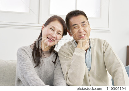 老年夫婦微笑，看著相機，肖像，客廳 140306194