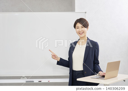女商人指著會議室的白板 140306209