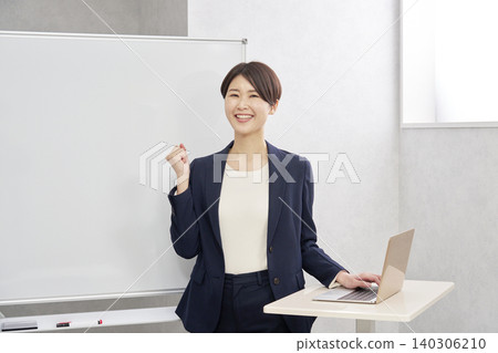 中年女商人，握拳，會議室 140306210