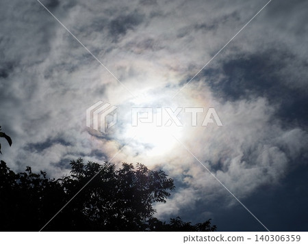 太陽偷看雲層 太陽偷看雲層 140306359