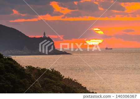 Sunset over the East China Sea, evening scenery, Yakushima Island where gods reside (winter) Sunset over the East China Sea, evening scenery, Yakushima Island where gods reside (winter) 140306367
