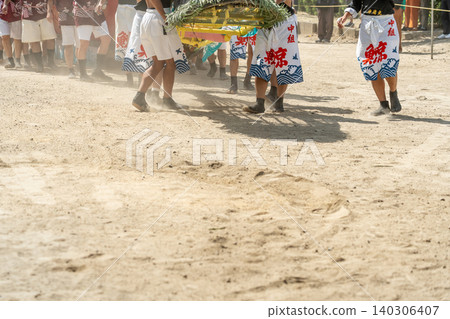 在三重縣四日市鳥手神社舉行的捕鯨船節上,年輕男子在捕鯨船上操作鯨魚。 在三重縣四日市鳥手神社舉行的捕鯨船節上,年輕男子在捕鯨船上操作鯨魚。 140306407