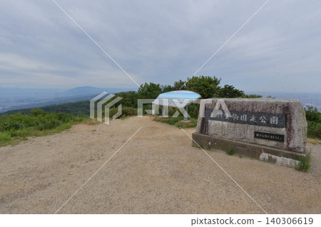 The panoramic observation deck on the Shigi-Ikoma Skyline offers views of the Osaka side and the Kongo-Ikoma Quasi-National Park. The panoramic observation deck on the Shigi-Ikoma Skyline offers views of the Osaka side and the Kongo-Ikoma Quasi-National Park. 140306619