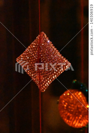Diamond-shaped rice cakes adorning hanging hina dolls: A traditional craft that adds color to the Peach Festival. Diamond-shaped rice cakes adorning hanging hina dolls: A traditional craft that adds color to the Peach Festival. 140306919