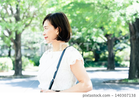 中年女性通勤上班 中年女性通勤上班 140307138