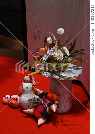 懸掛的裝飾品和花卉佈置,用於裝飾女兒節(少女節)。 懸掛的裝飾品和花卉佈置,用於裝飾女兒節(少女節)。 140307212