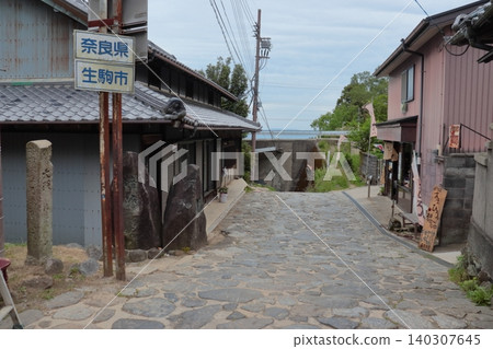 從縣界線沿308號國道鵝卵石路段倉峻峠眺望奈良縣（奈良縣生駒市） 140307645