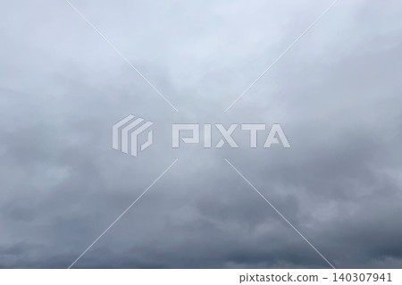 清晨陰雲密布,厚重的雲層籠罩著大地。 清晨陰雲密布,厚重的雲層籠罩著大地。 140307941
