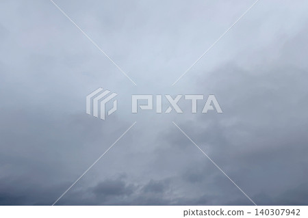 天空陰沉,烏雲密布,預示著即將下雨。 天空陰沉,烏雲密布,預示著即將下雨。 140307942