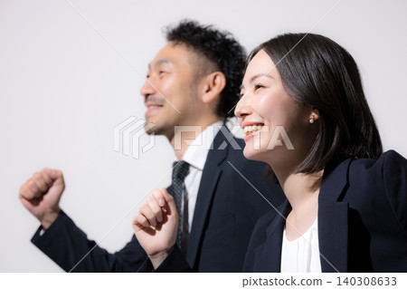 一張商業圖片的特寫鏡頭,描繪了男女員工以跑步的姿勢挑戰自我,努力實現目標,展現了他們的成長和成功。 一張商業圖片的特寫鏡頭,描繪了男女員工以跑步的姿勢挑戰自我,努力實現目標,展現了他們的成長和成功。 140308633