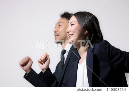 一張商業圖片的特寫鏡頭,描繪了男女員工以跑步的姿勢挑戰自我,努力實現目標,展現了他們的成長和成功。 一張商業圖片的特寫鏡頭,描繪了男女員工以跑步的姿勢挑戰自我,努力實現目標,展現了他們的成長和成功。 140308634