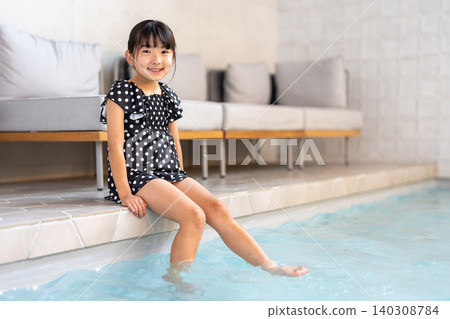 在池中玩耍的女孩 在池中玩耍的女孩 140308784