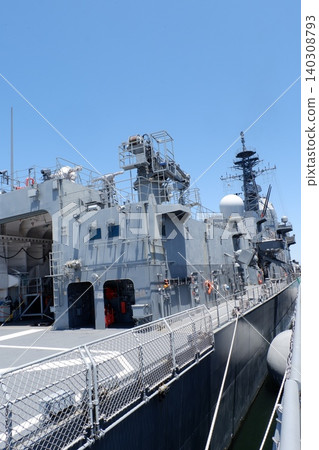 試驗艦「飛鳥號」停靠在橫須賀基地。 試驗艦「飛鳥號」停靠在橫須賀基地。 140308793