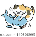 一隻貓正在揉捏一個鯊魚毛絨玩具。 140308995
