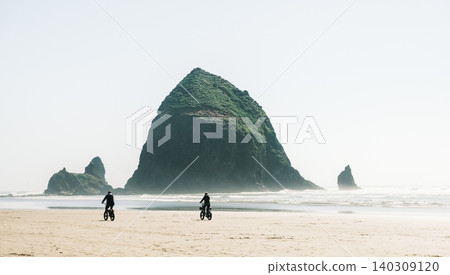 Haystack Rock on Oregon coast, Canon Beach Haystack Rock on Oregon coast, Canon Beach 140309120