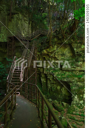 The walking trails and stairs of Ganryu Gorge, covered in fresh greenery. The walking trails and stairs of Ganryu Gorge, covered in fresh greenery. 140309305