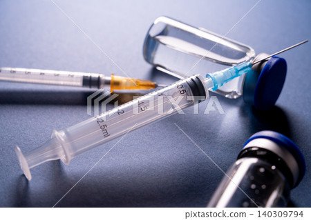 採用清爽的配色方案來表現適合醫療領域的注射器。 140309794