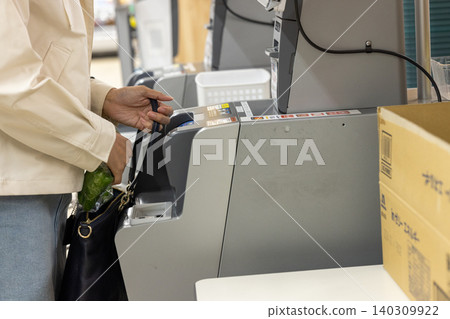 一起商店行竊案中,受害者將贓物藏在包包裡。 一起商店行竊案中,受害者將贓物藏在包包裡。 140309922