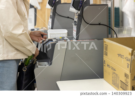 一起商店行竊案中,受害者將贓物藏在包包裡。 一起商店行竊案中,受害者將贓物藏在包包裡。 140309923