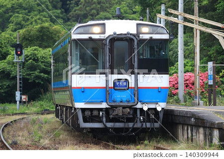 [JR Shikoku] KiHa 185 series 3100 series (Ai-aru Iyonada Line: Iyo-Kaminada Station) 140309944