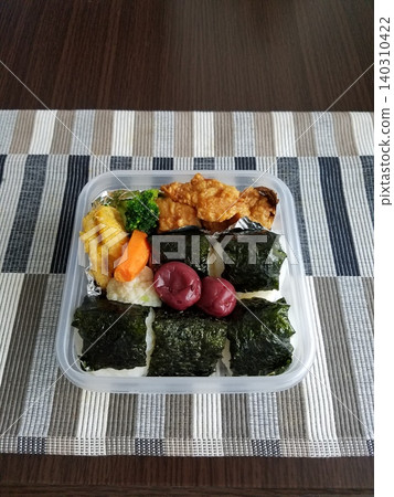 Simple bento box Simple bento box 140310422
