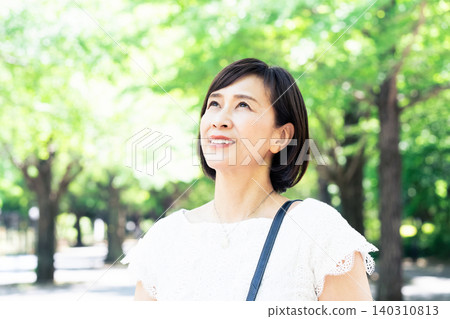 中年女性通勤上班 140310813
