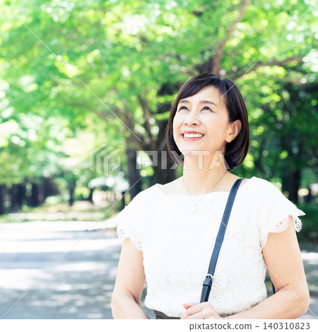 middle-aged women commuting to work middle-aged women commuting to work 140310823