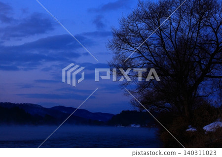 寒冷的冬日清晨,北上川的景色 寒冷的冬日清晨,北上川的景色 140311023