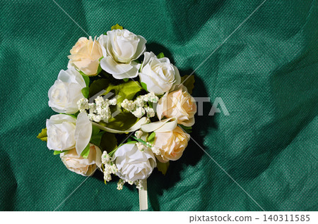 綠色背景上的人造花 綠色背景上的人造花 140311585