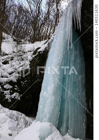 Waterside waterfall in winter 140311630