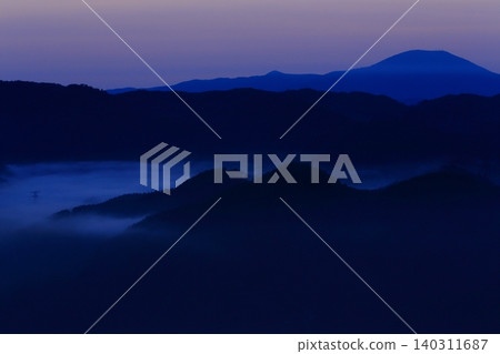穆羅內山漂浮在雲海之中 穆羅內山漂浮在雲海之中 140311687