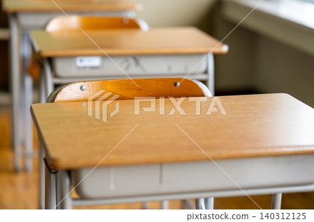 學校課桌整齊排列 學校課桌整齊排列 140312125