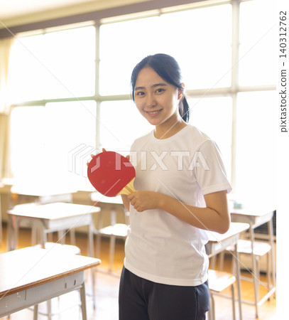 一名女子手持乒乓球拍 140312762