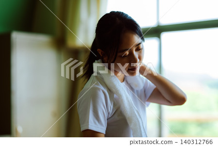 擦汗的年輕女人 140312766