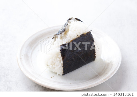 飯糰－用新鮮煮熟的米飯做成的美味飯糰 140313161